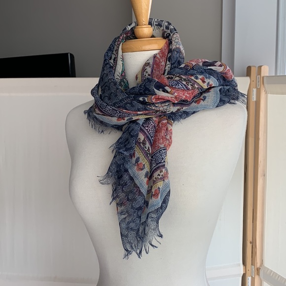 Blue/white/red polyester scarf with elephant prints, new, made by Ardene - Picture 6 of 8